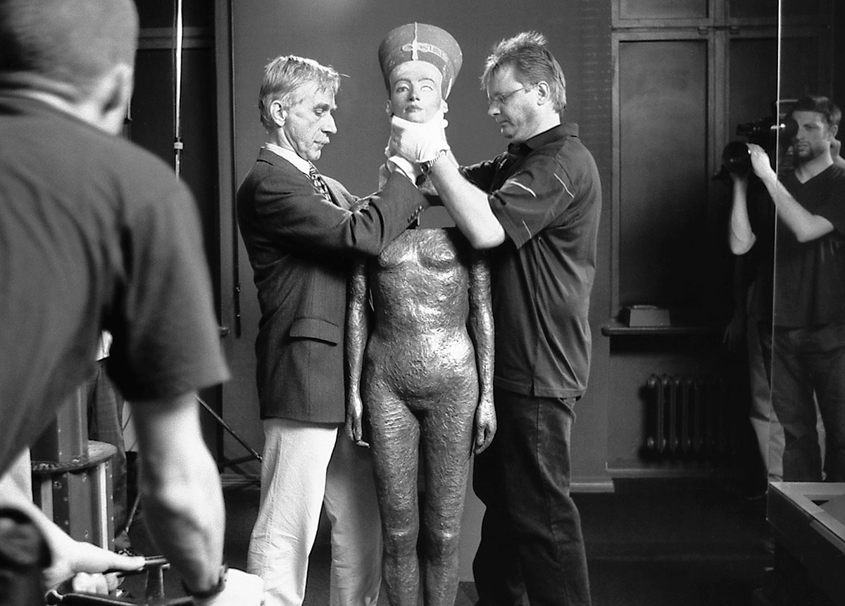 LITTLE WARSAW: The Body of Nefertiti, 2003, photo: Lenke Szilagyi, Copyright©Little Warsaw. Courtesy of the artist and Erna Hecey Gallery